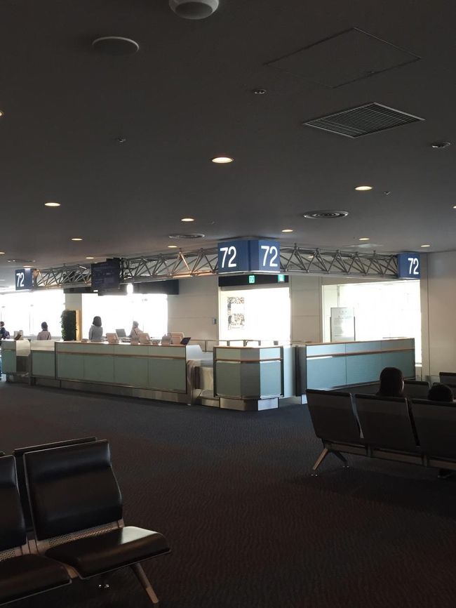 日本の最南端石垣島行き　ANA７２ゲートは中央からは歩くわ（ ｉ _ ｉ ）<br />途中　疲れてしまったのでマッサージ機へ座る　笑