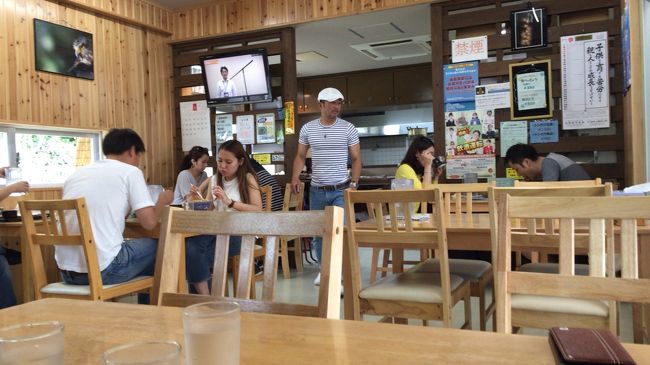 明石食堂の駐車場は３箇所ほど。どこもいっぱーい！<br />周りは民家なので路駐もできませんが、ここはマナーを守って駐車。<br />そして予約してから１５分ほどで呼ばれて、店内は意外に広い。きれいー。　