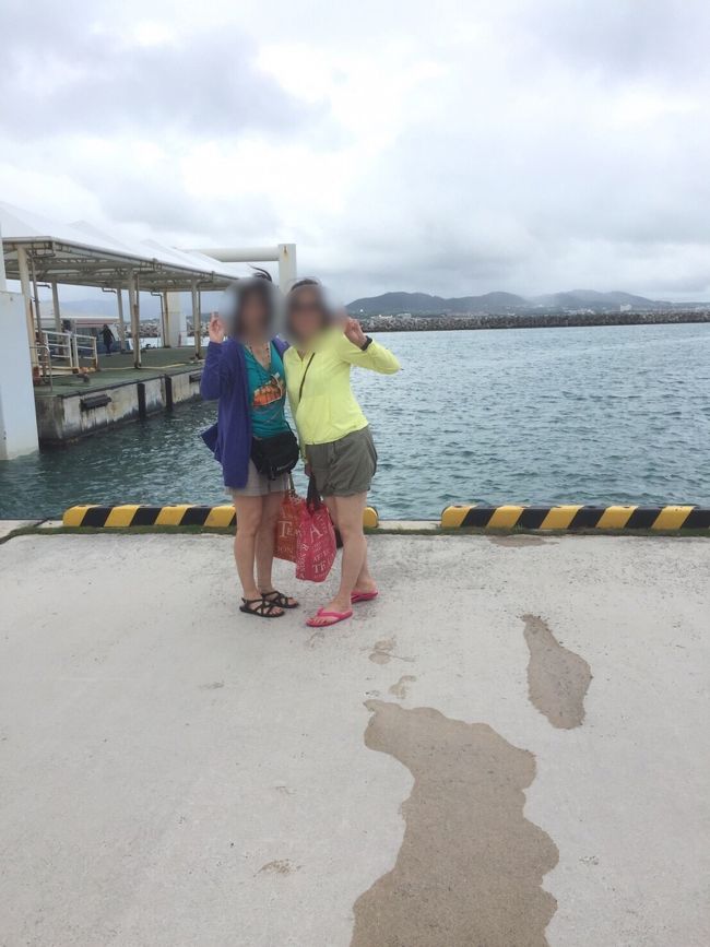 午後になって、石垣港から船で１５分ほどの島<br />竹富島へ向かいます。　