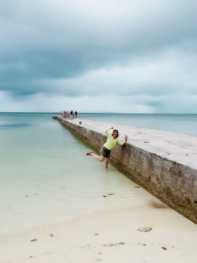 竹富島は、約一時間もあれば自転車で１周できるほど。<br />海岸に着くと、どんどんと曇ってきています。<br /><br />でも海は透けていて、早速足を浸かる、はしゃぐおばちゃん！<br /><br />西桟橋