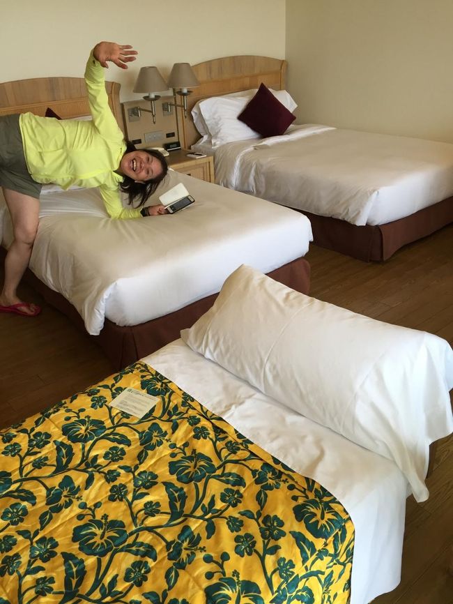 竹富島から船に乗って石垣島へ戻る。<br />宿泊場所インターコンチネンタルへ<br />トリプルベッド<br />撮影しようとすると　ことごとく邪魔をするNちゃん　笑<br />