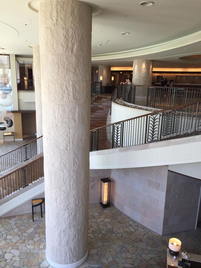 エントランス東側から撮影<br />左側が庭園につうじる。　<br />右側にはロビー・エントランス・ツアーカウンターがあります。