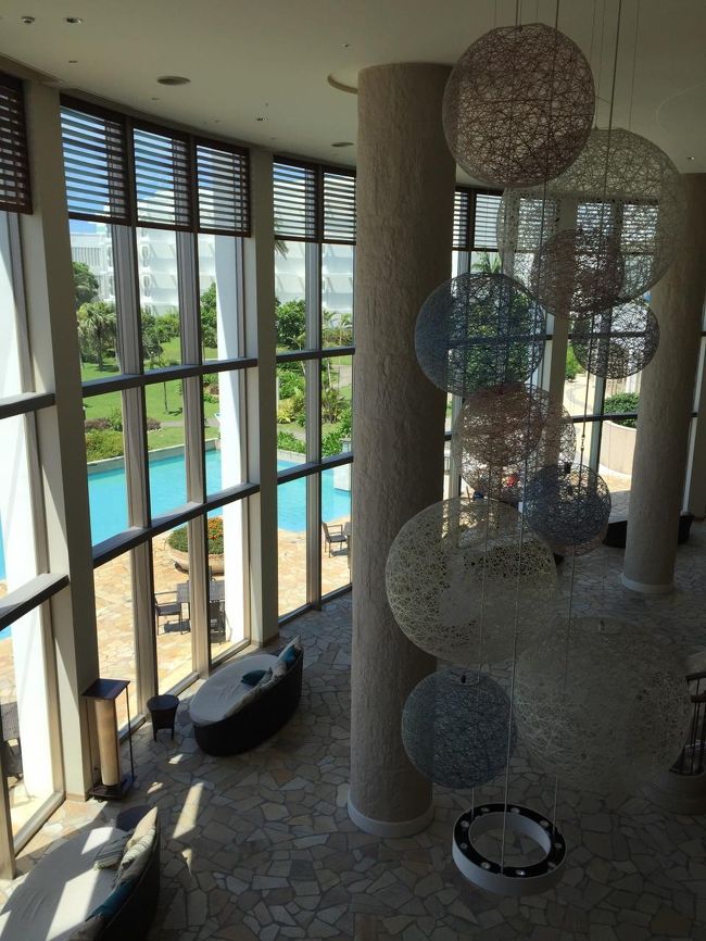 吹き抜けで日差しが眩しいくらい