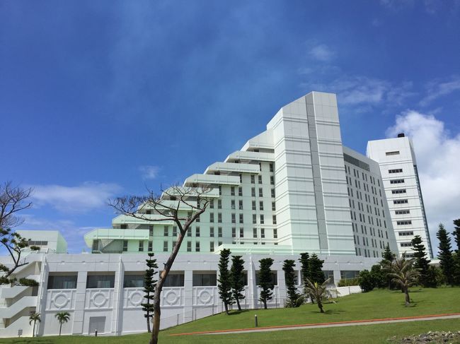 駐車場側撮影した、ホテルも青空が絵葉書のよう