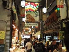 食べ歩きが好きな私たち。

二条城の後は錦市場を目指しました。
色々な食べ物屋さんがありました。
