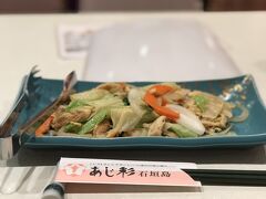 宿にチェックインして、夜のイベント第一弾は八重山舞踊。