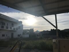 【2日目】石垣島
前夜は、遅い時間に宿に戻ったことと、朝が早かったこともあり、そのまま就寝。あっ、就寝前にはビールと泡盛は飲みました。
翌朝、宿のハンモックで。今日も暑いです。でも、昨日より涼しいようです。