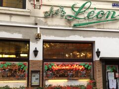 お目当てはこちらのシェ・レオン。きょうはこちらでランチをいただきます(^ ^)
でも早く来すぎて開店までまだ時間があったので…