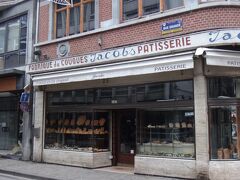 橋の北側の探索はそれくらい。今度は市街地の南側へ行ってみます。
通り沿いにディナン名物クック・ド・ディナンというビスケットのようなものの専門店がありました。
開いていませんが…(^ ^)