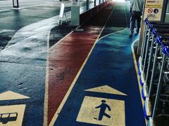 さてさて、今回は初のチェジュ航空。

初の第３ターミナル！

安定のスカイライナーで日暮里から第２ターミナルへ。

第２ターミナルで、事前予約してた4travelグローバルWi-Fiを受け取りに行きます。

これで街中でもGoogleマップ使えるぞ。後でわかりますが、この旅でもGoogleマップ様様でした( ﾉ^ω^)ﾉなかったら迷子で時間ロスに。


第３ターミナルまでは、ずっと陸上競技みたいなコースが描かれてるので分かりやすい。


途中、チェジュ航空の広告塔東方神起のユノロードになってました。

元東方神起好き(5人の時の)としては、テンション上がります！

てか、ひさびさにユノ見たけど、やっぱこの人かっこいいわ！むしろ昔より洗練されてないか？

韓国の俳優さんとか歌手とかあまり知らないけど、ユノはかっこいいなーと再認識した( ´∀`)