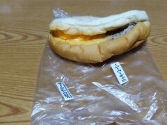 定番メニューの「メロンクリーム × クッキーコーヒー」です。

どれも美味しかったのですが、花巻のマルカン大食堂でナポリカツと10段ソフトを食べた後だったので、さすがの私もクリームたっぷりのコッペパンを5個食べたらお腹いっぱいになってしまいましたぁ～。(←当たり前)

東京でも「吉田パン http://yoshidapan.jp/ 」がありますので、気になった方はぜひ行かれてみてください。