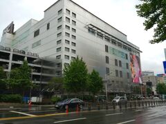 NC百貨店。一階にキムズクラブという有名なスーパーやコスメショップ、SPAO(カジュアルユニセックスブランド)、Mixxo(ZARA的なブランド)などが入ってます。


Mixxoは前にソウル行った時に個人的にハマった洋服屋さんで、Mixxoで買ったノーカラーコートは気に入って冬に散々愛用しとります。安価なのにシワにならないし形も好み！


今回の旅でもMixxoあったら寄りたいと思ってたので、ちょうどよかった！(特に買わなかったけど)


あと、上の階には可愛い雑貨屋さんやら、子供服やらありました。
