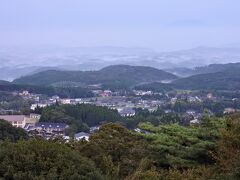 早朝、部屋からの景色
霞の向こうにうっすらと桜島の山頂部が見えます。