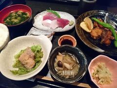 10：40　魚河岸　宮武

いつも美味しい日替わり御膳。
この日のメインは鮟鱇のから揚げ。
ご飯とみそ汁はお代わり自由。

日替わり御膳　800円（税別）


駐車場無し（近くにコインP有り）