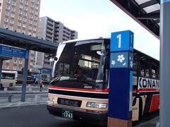 空港から弘前駅までバスで約１時間でした。

１０００円。

バスの中で支払えます。