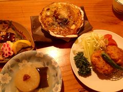 夕飯は近くの弥三郎で。

先付け、刺身、焼き魚、おでんの肴セットがちょ～お得。

それでおなか一杯なのについつい、味噌貝焼きと、イカメンチも頼んじゃいました。