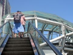 で、MRT「府中駅」着。
炎天下の中、こんな階段を上り……