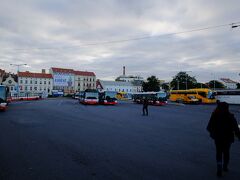 Andel駅のバスターミナルです。
地下鉄を降りたらバスの標識があるので、これに従って地上に出れば目の前にバスターミナルがあります。

今回は8：00発のバスを事前にネット予約しておきました。
片道一人当たり7.45ユーロ。

朝早い便でもほぼ満席だったので、必ず予約しておきましょう！