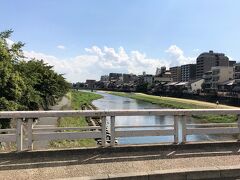 せっかく有給を取ったのに、このままお家に帰っちゃうのは勿体無いなぁ～ってことで、一旦お家に戻ったら、、、車からバイクに乗り換えて♪
京都市内は綺麗に晴れてるじゃないの。