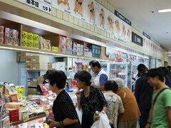 売店にはお弁当やお土産物がいっぱいで、たくさんの人がいます。