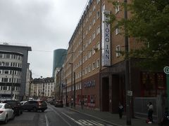 ようやくSバーンに乗りフランクフルト中央駅(Frankfurt Hauptbahnhof)に到着，しかしホテルのある方向を間違えて北側に出てしまい，スーツケースを運びながらあちらこちら迷いながら移動．やっとホテルに辿り着きました．

今回は南口から歩いて5分ほどにある東横INNフランクフルト中央駅に泊まりました．
最近できた新しいホテルで，帰国時もこのホテルを2泊予約しています．
このホテルはフランクフルト中央駅のプラットホーム1の屋根が途切れる辺りから駅舎の外へ出て，5分もかからない好立地にあります．