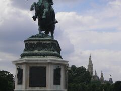 躍動感のある騎馬像を思わず１枚。カール・フォン・エスターライヒ＝テシェンはナポレオンとの戦いでオーストリア軍を率いたとか