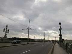 朝食を終え、早速街ブラ。
まずは、ペトロパヴロフスク要塞近くにいるうさぎちゃんに会いに。
トロイツキー橋を渡ってます。
実はこの橋に来る途中、スリを目撃。
抜き足差し足してる人を初めて見ました。
油断は本当に禁物。