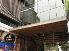 アフタヌーンティーを楽しんだ後は、再び周辺散策。
ホテルの隣りにあるゲイソーンというデパート。
