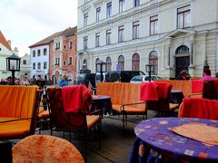 そろそろお昼なので、散策の前に広場の南東角にある「クロムロフスクカ・フォンタナ」で昼食をとります。

地球の歩き方によると、チェコの伝統料理をリーズナブルに食べれることで評判なんだとか。

11時半頃だったため最初は空いていましたが、お昼を過ぎた頃にはほぼ満席に！
また、12時を過ぎると団体客が沢山広場にやって来てたので、チェスキークルムロフは午前中に着いておくことをオススメします！
