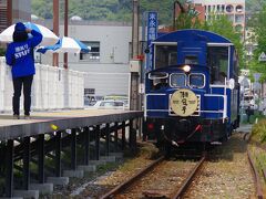 門司港駅のすぐそばに、２００９年に開業した「門司港レトロ観光列車」があります。
九州鉄道記念館駅から、２．１ｋｍを走って、関門海峡めかり駅までを結びます。

