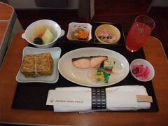 座席はいつものシートですので省略し、機内食のみを！
いつもながら飛行中の時間で出てくるので急いで頂きました。
羽田着便のメニュー。
小鉢：南京揚げ出し蕎麦の実餡掛け、オクラと鶏のおかか和え

台の物：鮭西京焼

俵御飯 新潟の新しいプレミアム米「新之助」

香の物：五色漬

フレッシュフルーツ

飲み物は、発売より早くて1カ月限定で機内でいただけるブラッドオレンジ味の「ファンタ情熱のオレンジ」にしました。
これがおいしいのかと思ったが期待外れ…
綾鷹を頂けばよかったかも…
