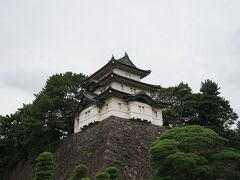 第一のポイント富士見櫓に到着です。
江戸城は天守閣が明暦３年（１６５７年）の大火で焼失した後は復旧されなかったので、富士見櫓が天守閣に代用されたと伝えられています。歴代の将軍もここから川の海や富士山をご覧になったといわれています。