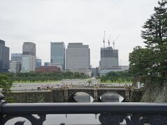 正門鉄橋（二重橋）の上から正門石橋と皇居前広場を見下ろします。
