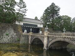 こちらは皇居前広場側からの正門石橋。
人だかりの大多数は中国人の観光客でした。