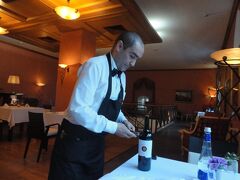 最後の食事は泊まっていたペトロフパレスのレストランで。
まずは、ロシアワインの赤