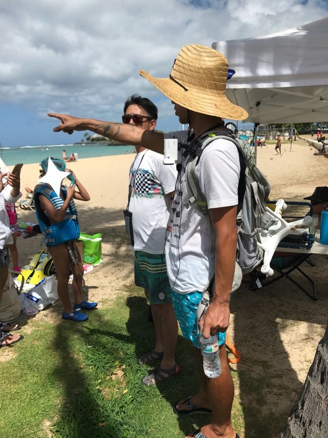 アラモアナビーチにて(≧∀≦)<br /><br />写真はセリさんとＴさんのご主人と娘のMちゃん<br /><br />こんにちは、と挨拶して今日はよろしくお願いします！！