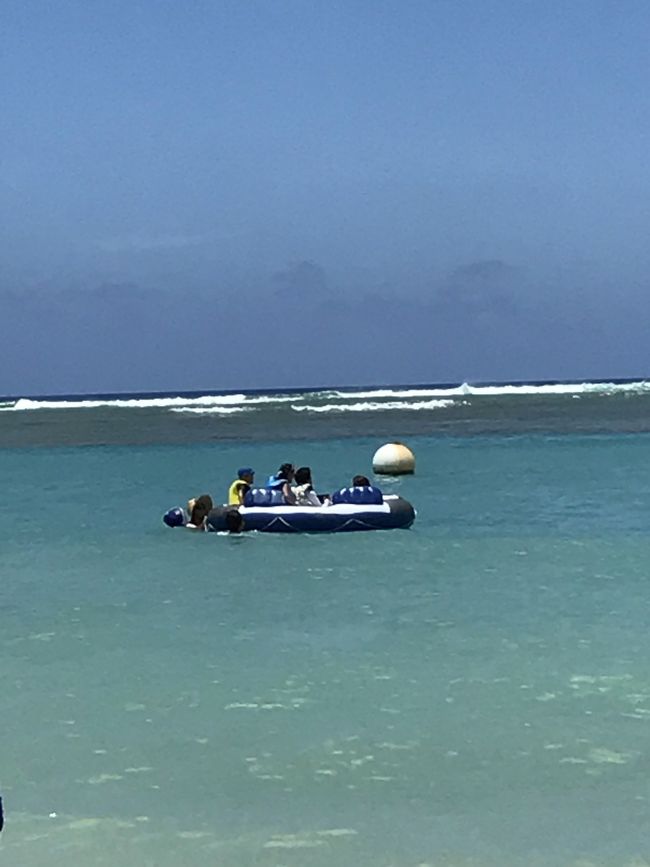 1回目はウミガメを見つけられず、これは2回戦目<br /><br /><br />私と娘は休憩で(^_^;)<br /><br />長男はまた乗ってますー<br /><br /><br />この時にウミガメが！！<br /><br /><br />娘、1人見られず 悔しがる…