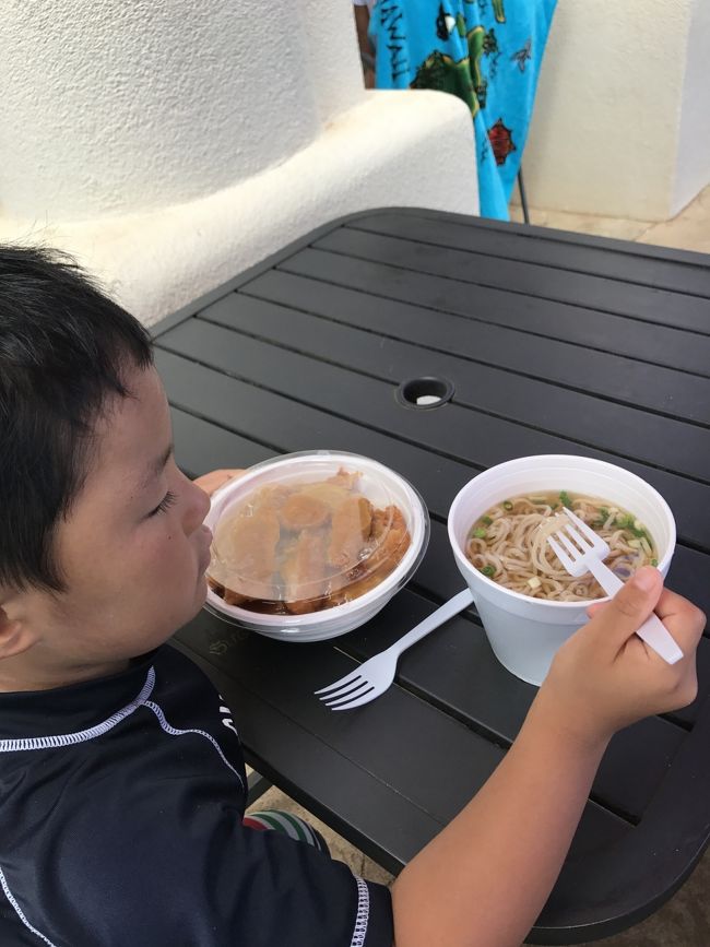 子供達の希望により、カツカレーとサイミン！！<br /><br /><br />あとホットドッグ<br /><br /><br />全部 長男が食べる訳じゃないですよ！<br /><br /><br />ここの、ホットドッグには…笑えるネタが…(≧∀≦)<br /><br /><br />オーダーの時に何回も聞き返されて、<br /><br />私 「ホットドッグ プリーズ！」<br /><br />店員さん  「・・・ウワッツ？」<br /><br />私 「ホットドッグ プリーズ！」<br /><br />店員さん  「・・・ウワッツ？」<br /><br />私  「ホットドッグ！」<br /><br />店員さん  「・・・コカコーラ？！」<br /><br /><br />爆笑…<br /><br />笑い話ですが、この時は焦った(^◇^;)