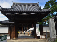 滋賀県内では、比叡山延暦寺本堂に次ぐ大きさ弘誓寺
国の重要文化財で、今から250年前の建築
真宗の大型本堂として、江戸時代を代表とする
凛としたたたずまいと静寂な雰囲気感じられるお寺
