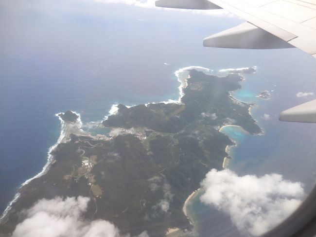 　お気に入りの渡嘉敷島が眼下に・・・。この日は台風が接近していたので天気は曇りときどき晴だったんだけど、それでも海はこの色。