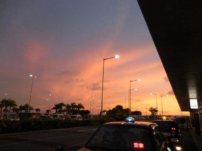 　タクシー乗り場に出たら、台風直前で湿気が高かったのでしょう。本当に素晴らしい、息を飲む様に真っ赤に燃える夕焼けが出迎えてくれました。<br />　因に空港から市内までは3000円程なので、利用価値は高いですね。