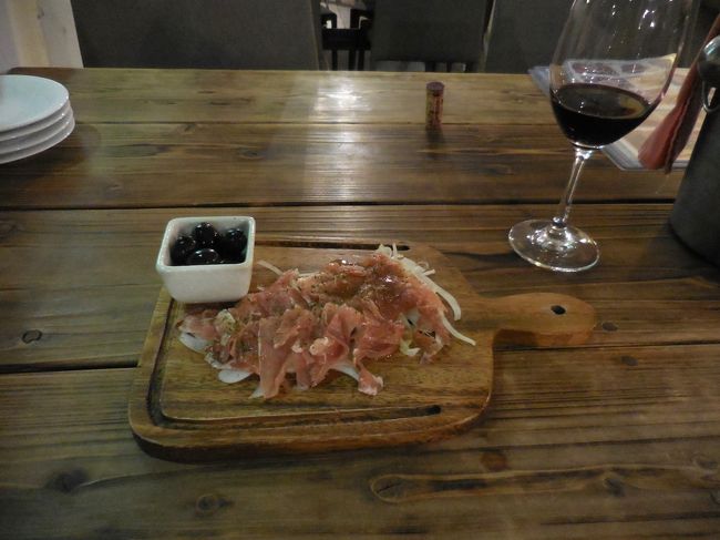 　まずはパルマハムの前菜からスタートです。