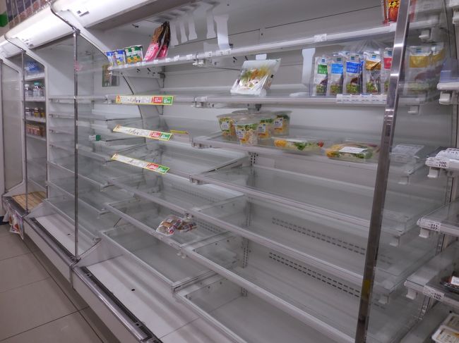 　ところでホテルに帰って来たら、スタッフが「明日は台風が通過しそうなので店はほとんど臨時休業。食い物買っておいたほうがいいですよ」と言うので22時頃コンビニに行ったら既にこの状態。<br />　台風通過なんて毎度の事なのに・・・。ちょっと驚きましたね。