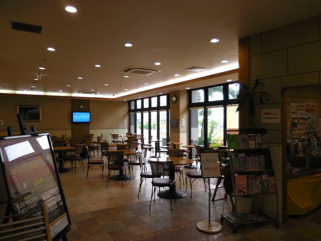 　ホテルのレストランはガランガラン！