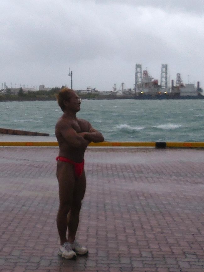 　雨風の強い港の先端へ移動して。<br />え〜い、こ〜なったら全部脱いで台風を体で受け止めてやるゾ！　って事に。