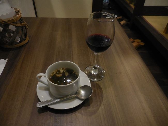 　結構有名なんでしょうねぇ。色々な著名人の色紙が貼ってありましたよ。