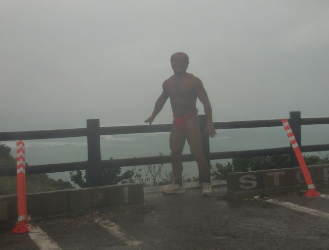 　この固い赤色のポールがひん曲がってるのを見れば風の強さが分かろうかというもの。