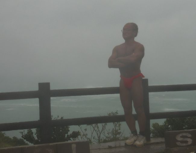 　突風が吹いていたので車を盾にして風よけに。でも車が「ぐらぐら」煽られてちょっとおっかなかったですね(苦笑)。<br />　いずれにしてもこのカットのときは猛烈な風、直立静止なんて全く不可能でしたが、赤フン着けた「日本男児」ここにありって感じで乗り切って(あんまし関係ね〜か)。