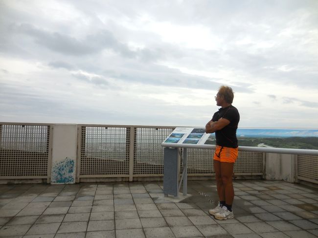 　晴天なら眼下にはコバルトブルー色の美しい海が広がるはずなんだけどね。