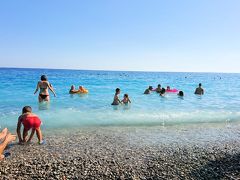 無料のパブリックビーチにはポルトガルのカスカイスのビーチと同様にシャワーが設置されている。フィッティングルームはないが、暑いので暫く水着を着ていれば乾くし、着替えができるタオルをもっていれば割りと簡単に着替えもできるので、気軽に泳ぐこともできる。ニースに訪れるなら、是非ビーチには訪れたい。